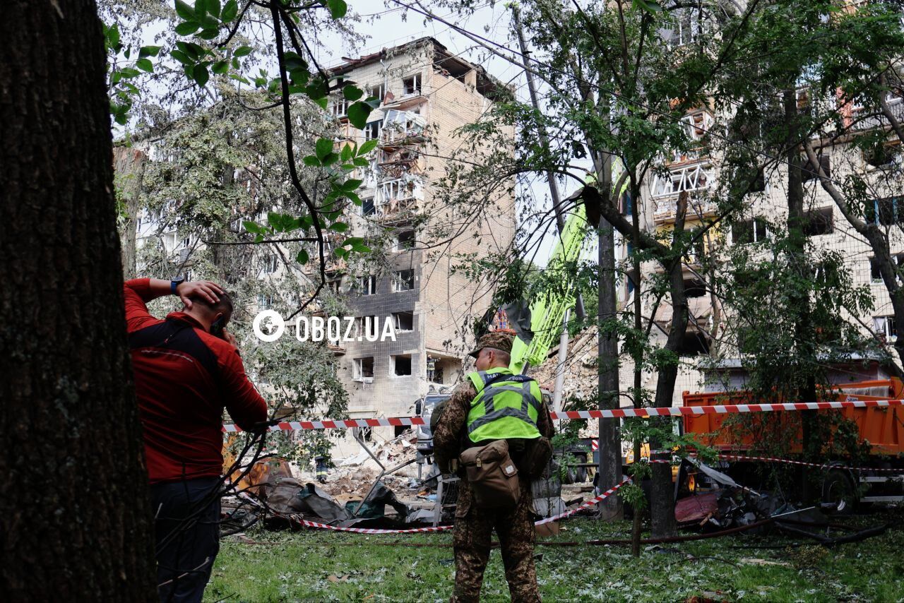 Знищено один з під'їздів багатоповерхівки: наслідки влучання російської ракети у Солом’янському районі Києва. Фоторепортаж