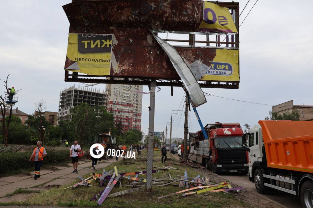 Во дворе дома воронка глубиной три метра: в сети показали последствия падения сбитой российской ракеты в Киеве. Фото и видео