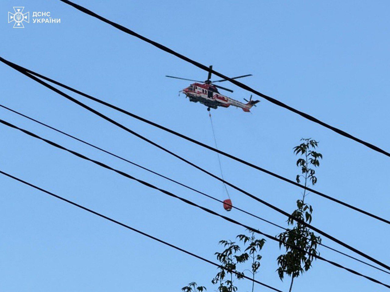 В Киеве снова задействовали вертолеты для ликвидации последствий обстрела РФ. Фото и видео