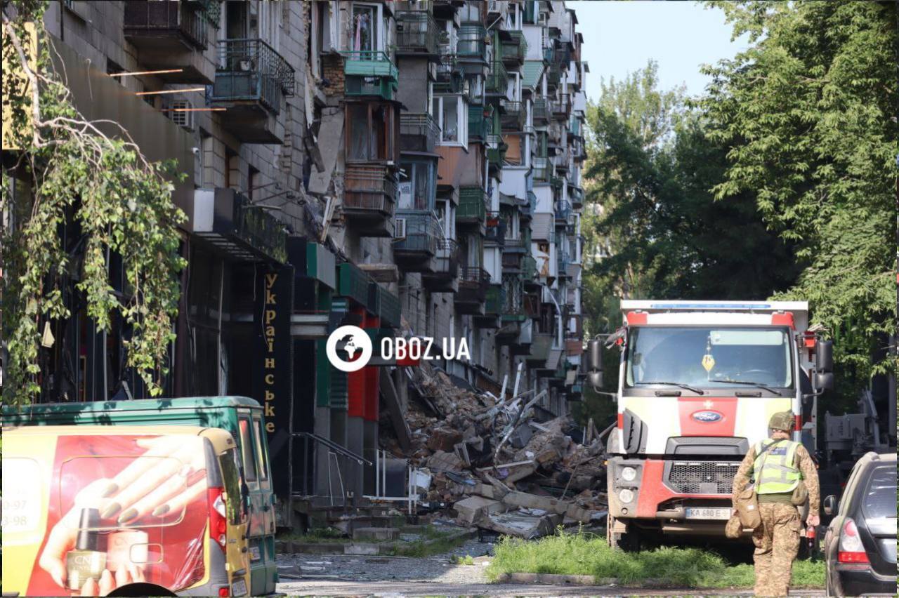 Знищено один з під'їздів багатоповерхівки: наслідки влучання російської ракети у Солом’янському районі Києва. Фоторепортаж