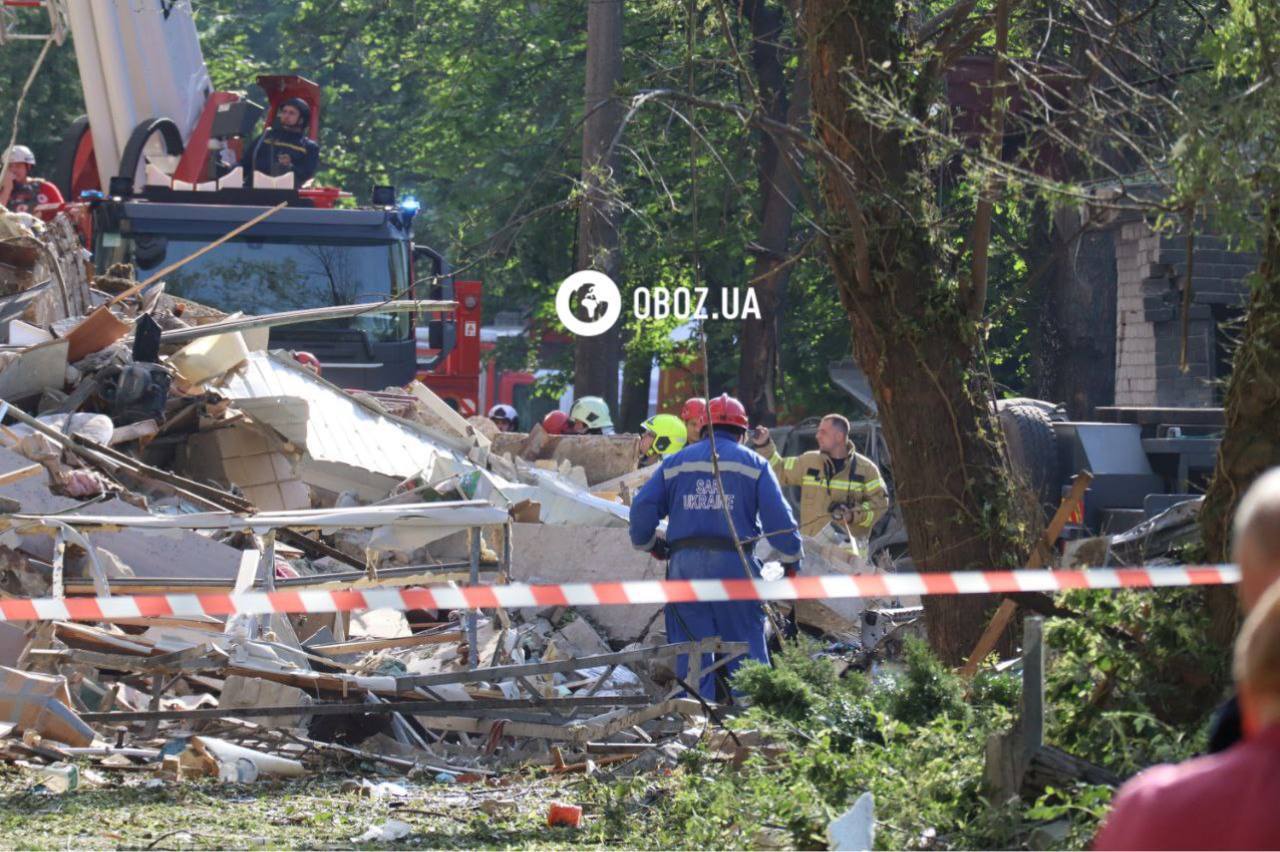 Знищено один з під'їздів багатоповерхівки: наслідки влучання російської ракети у Солом’янському районі Києва. Фоторепортаж