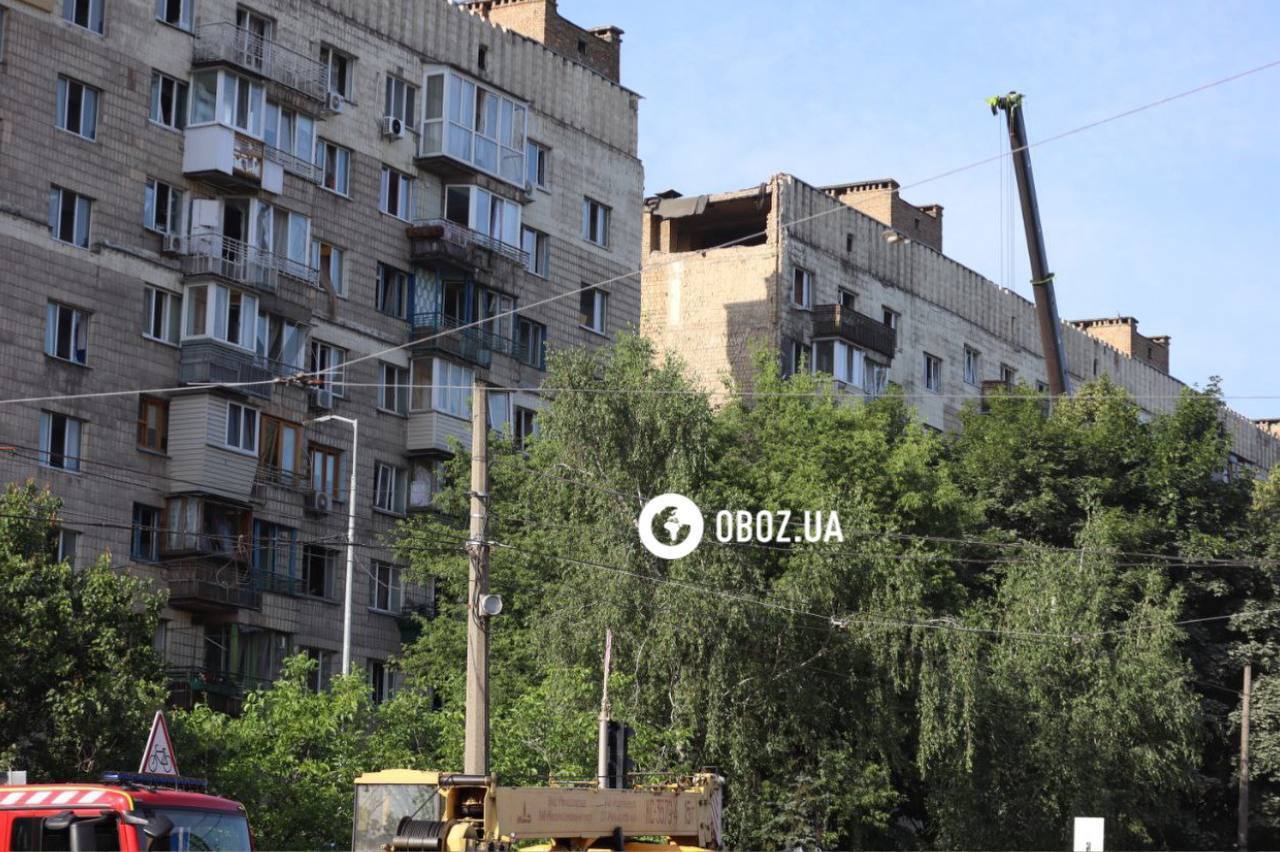 Знищено один з під'їздів багатоповерхівки: наслідки влучання російської ракети у Солом’янському районі Києва. Фоторепортаж