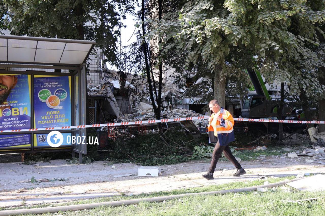 Знищено один з під'їздів багатоповерхівки: наслідки влучання російської ракети у Солом’янському районі Києва. Фоторепортаж