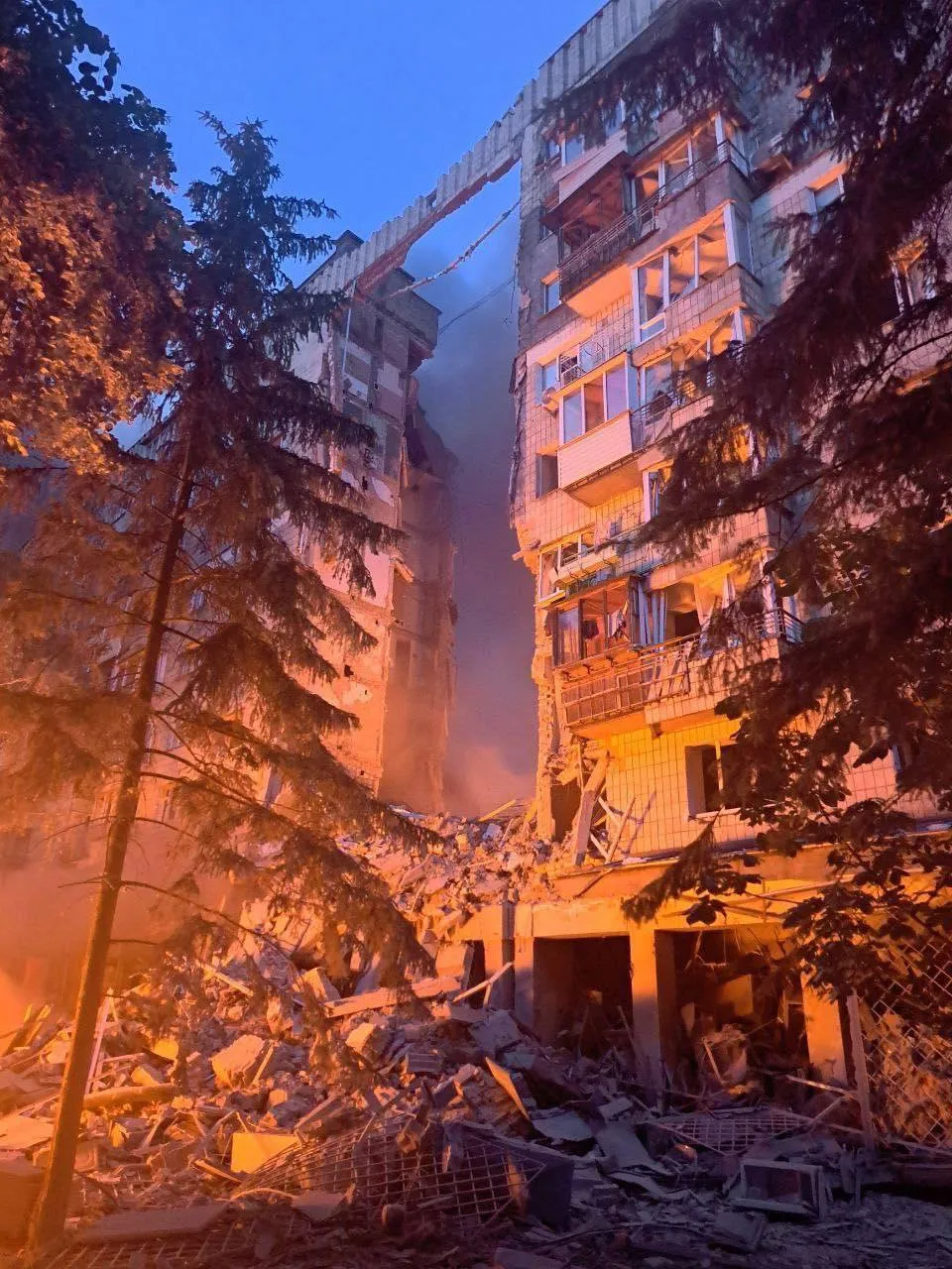 Ворог вдарив по Києву "Шахедами" і ракетами: підтверджено загибель 27 людей, багато постраждалих. Фото й відео
