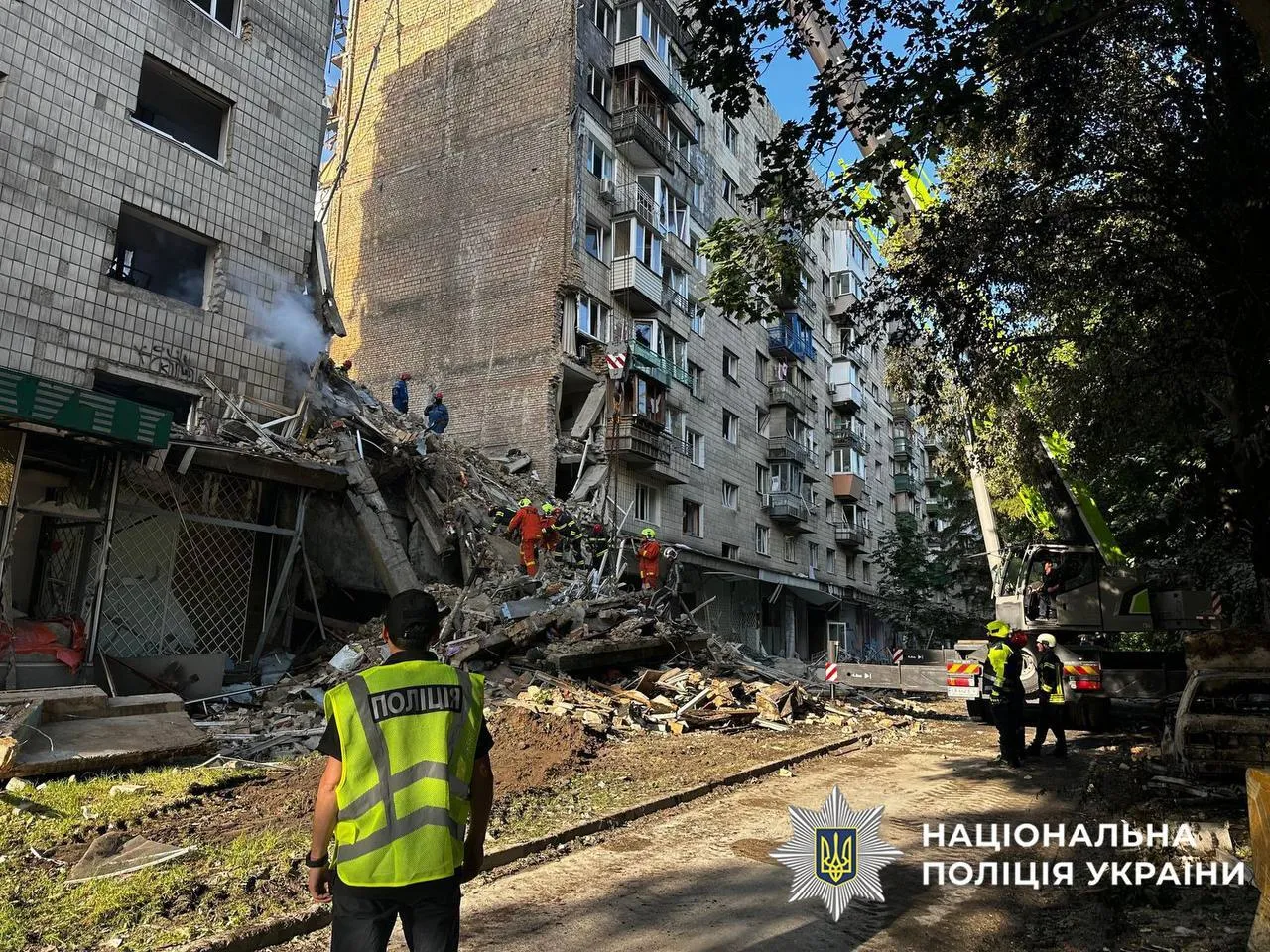Ворог вдарив по Києву "Шахедами" і ракетами: підтверджено загибель 27 людей, багато постраждалих. Фото й відео