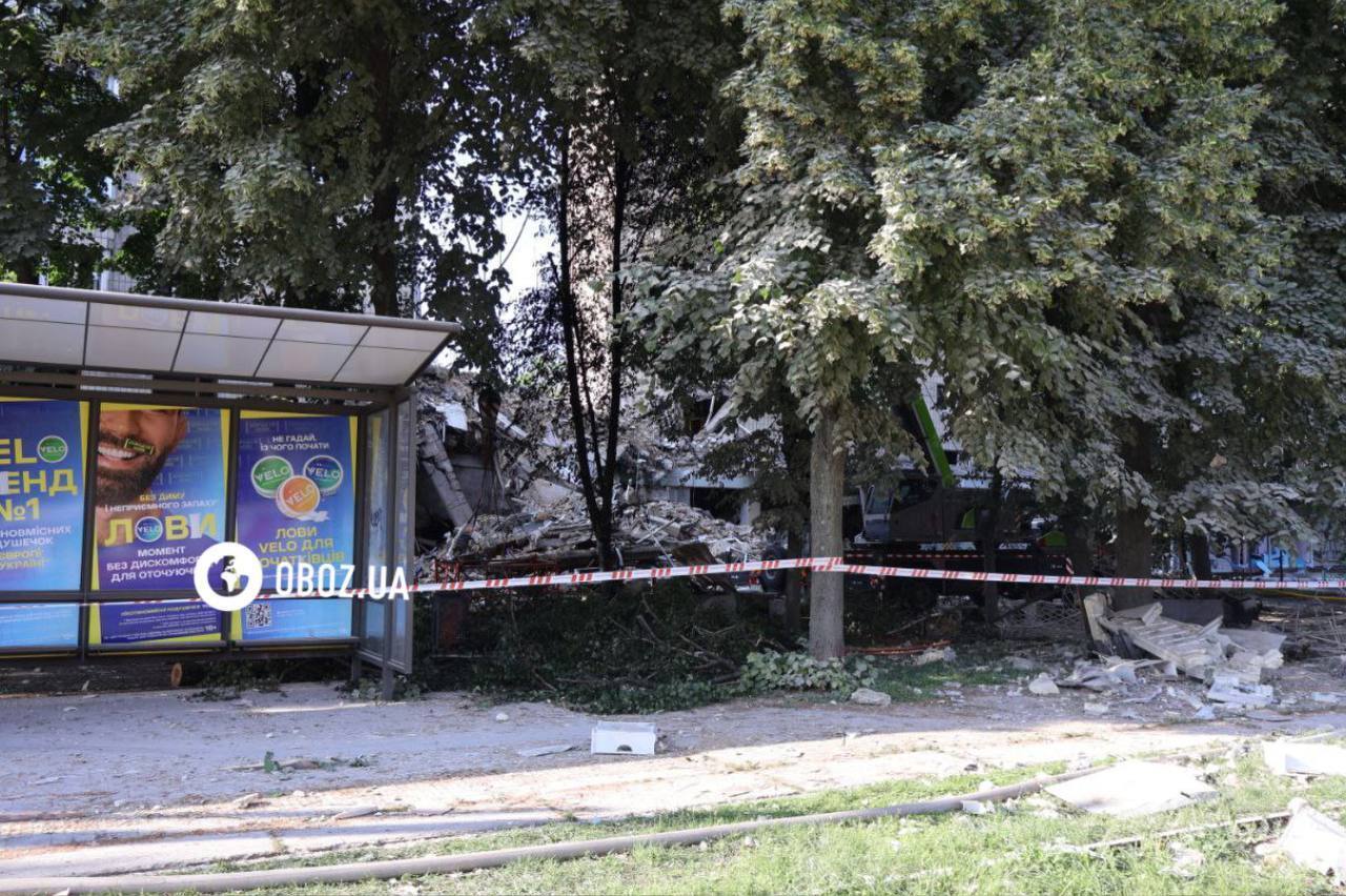 Знищено один з під'їздів багатоповерхівки: наслідки влучання російської ракети у Солом’янському районі Києва. Фоторепортаж