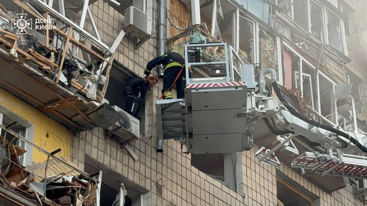 Более 440 дронов и 32 ракеты: Зеленский отреагировал на новый удар РФ по Украине, который унес 15 жизней. Фото и видео