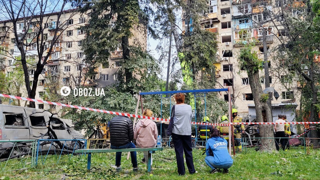 Кадры, разрывающие сердце: сеть поразило фото родителей на фоне разрушенного дома в Киеве, где под завалами их сын