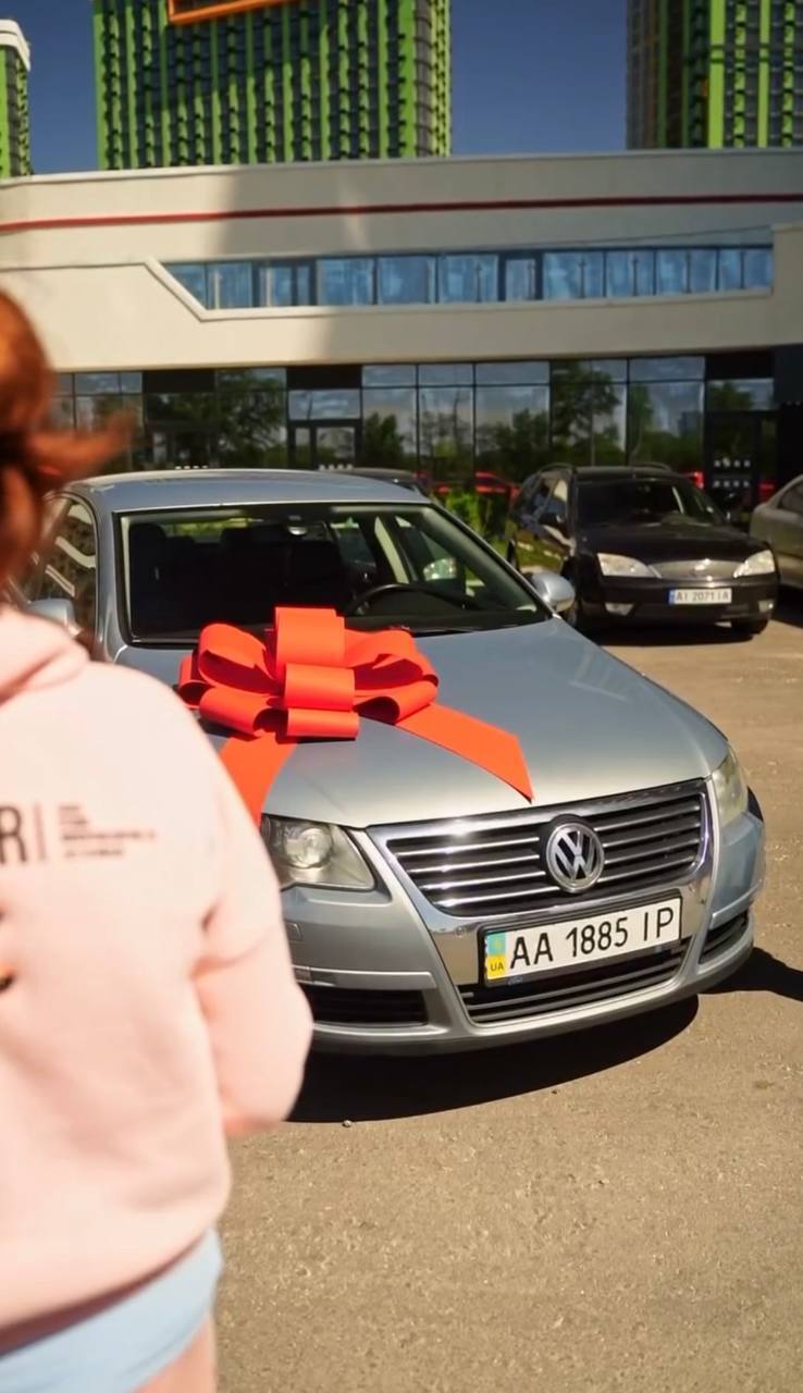 23-летняя Анна Тринчер подарила бабушке и дедушке автомобиль: их реакция довела сеть до слез. Видео