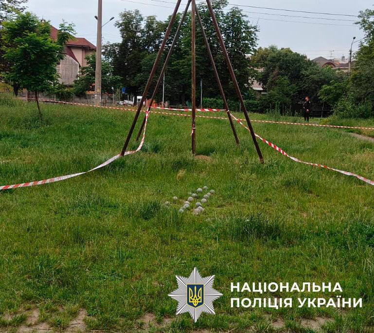 У Києві на Нивках сапери виявили частини касетних боєприпасів. Відео