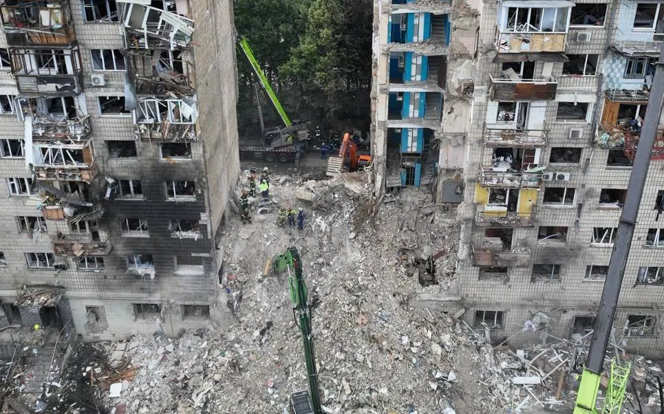 Ворог вдарив по Києву "Шахедами" і ракетами: підтверджено загибель 27 людей, багато постраждалих. Фото й відео