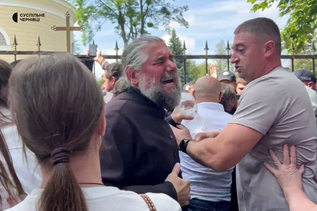 В Черновцах сторонники УПЦ МП пытались захватить Собор: полиция применила слезоточивый газ. Фото и видео