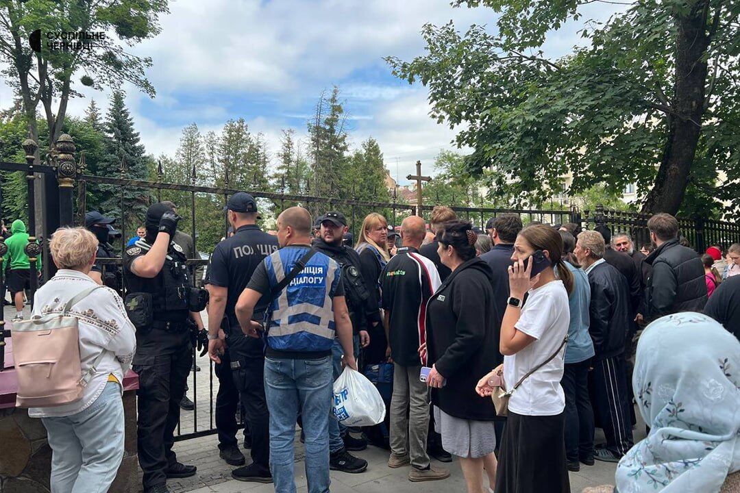 В Черновцах сторонники УПЦ МП пытались захватить Собор: полиция применила слезоточивый газ. Фото и видео
