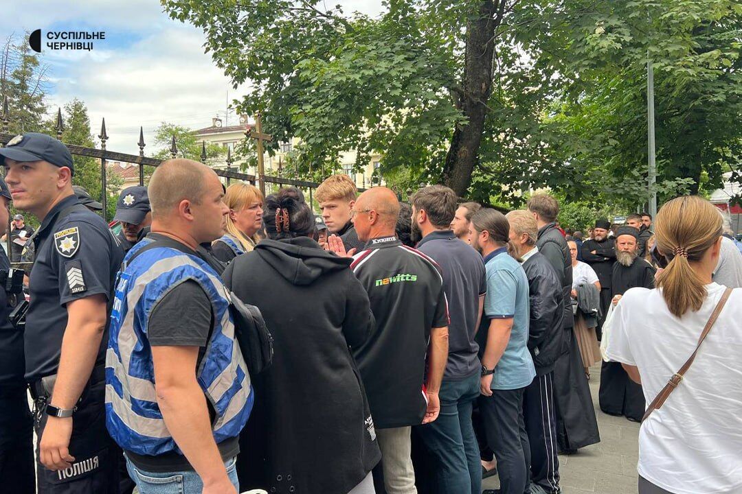 В Черновцах сторонники УПЦ МП пытались захватить Собор: полиция применила слезоточивый газ. Фото и видео