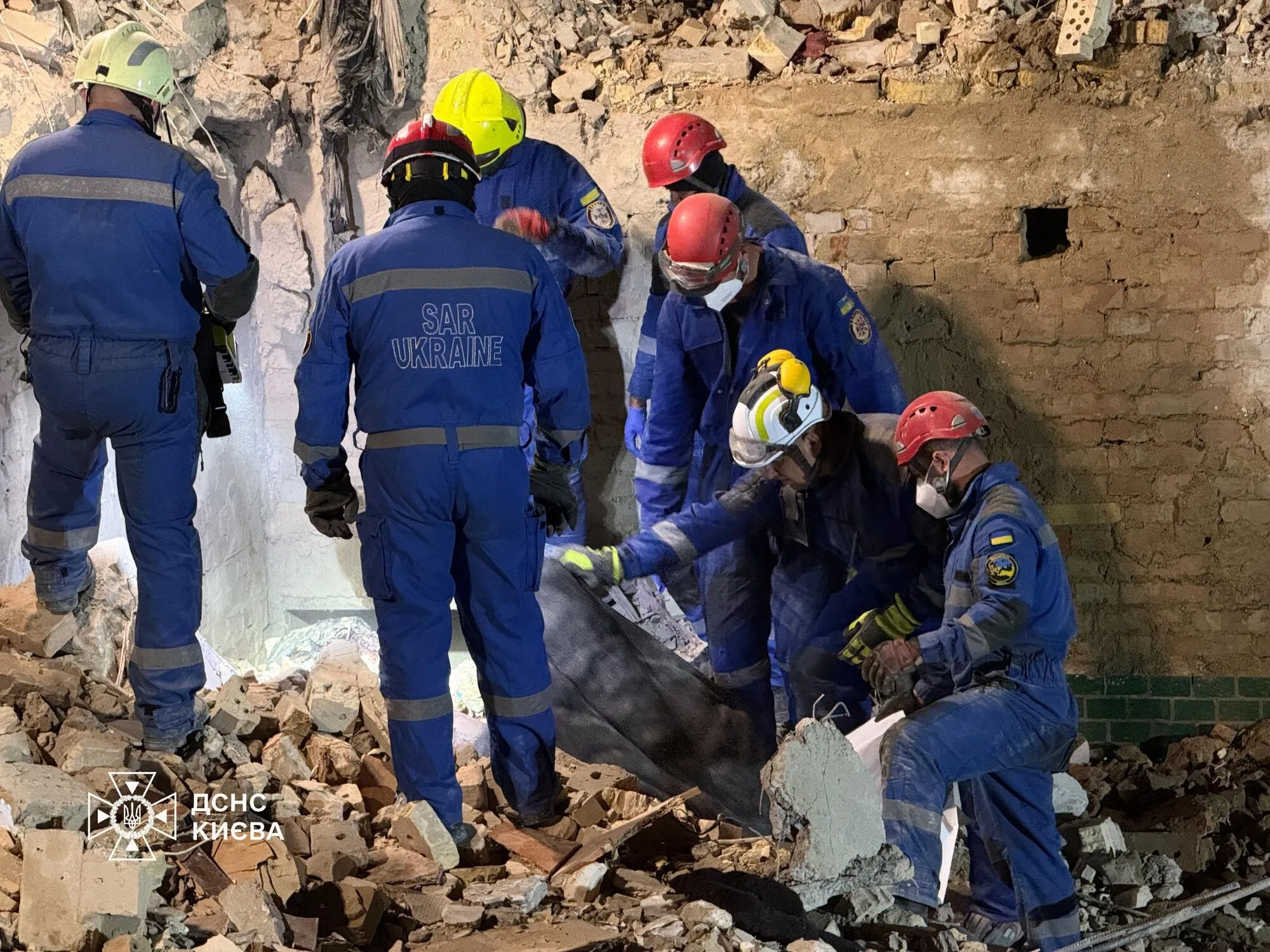 Ворог вдарив по Києву "Шахедами" і ракетами: підтверджено загибель 27 людей, багато постраждалих. Фото й відео