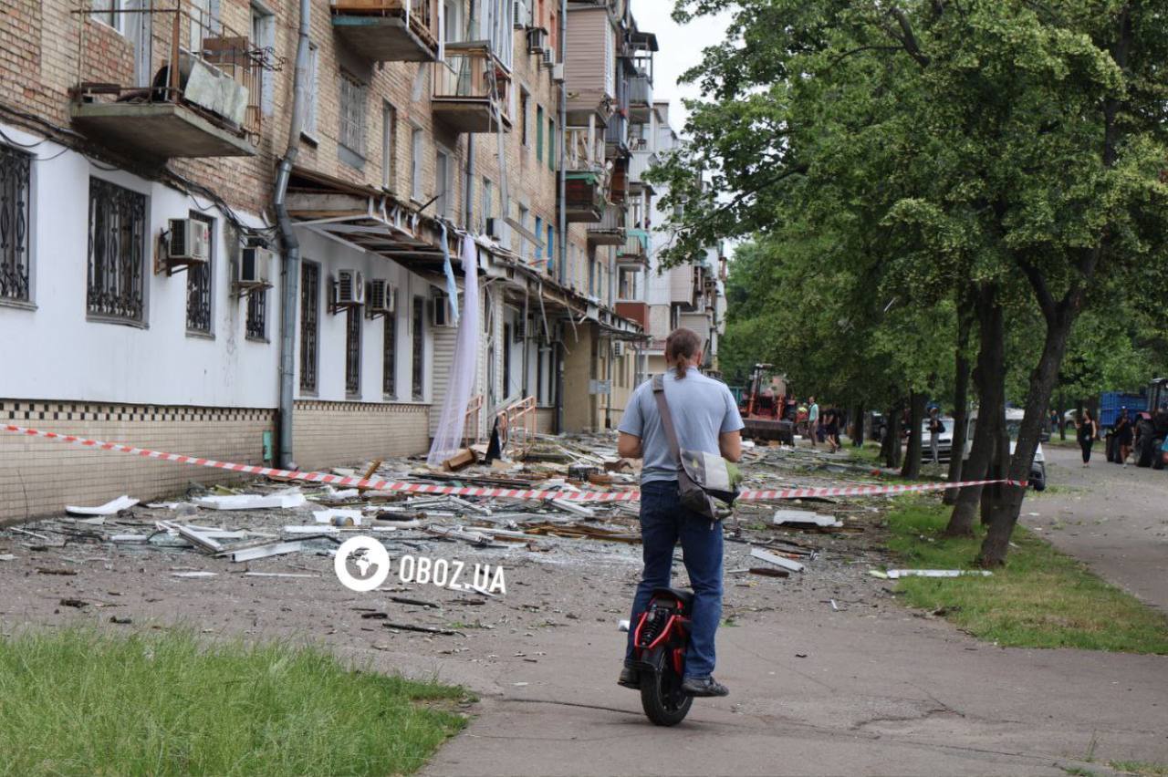 Во дворе дома воронка глубиной три метра: в сети показали последствия падения сбитой российской ракеты в Киеве. Фото и видео