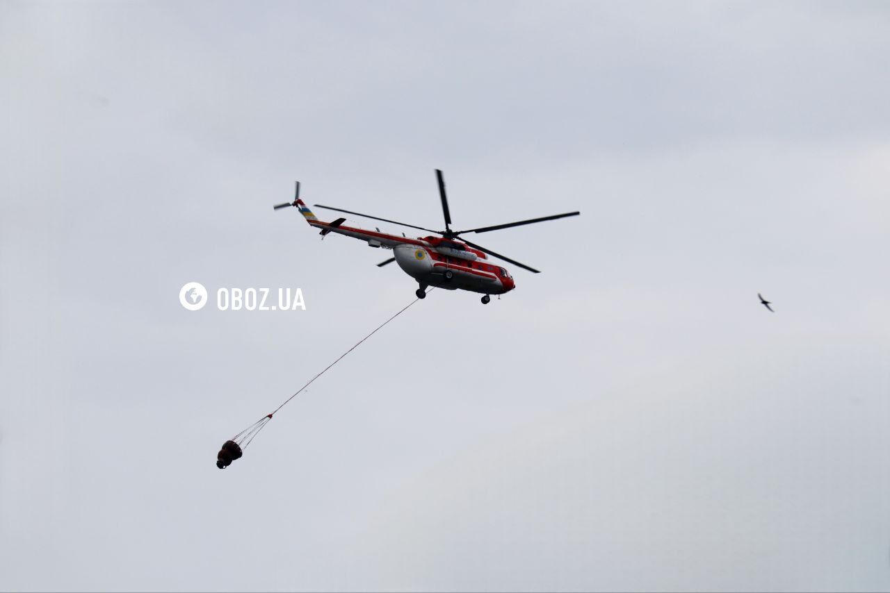 В Киеве снова задействовали вертолеты для ликвидации последствий обстрела РФ. Фото и видео