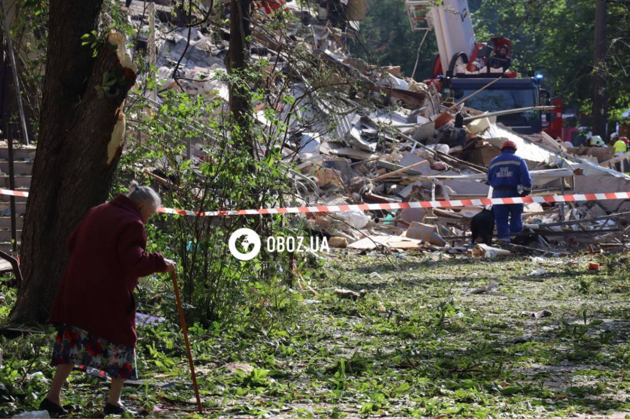 Знищено один з під'їздів багатоповерхівки: наслідки влучання російської ракети у Солом’янському районі Києва. Фоторепортаж