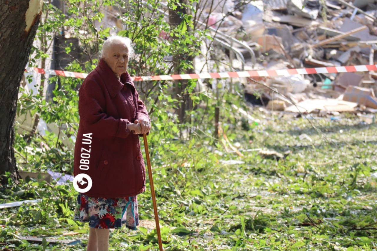 Знищено один з під'їздів багатоповерхівки: наслідки влучання російської ракети у Солом’янському районі Києва. Фоторепортаж