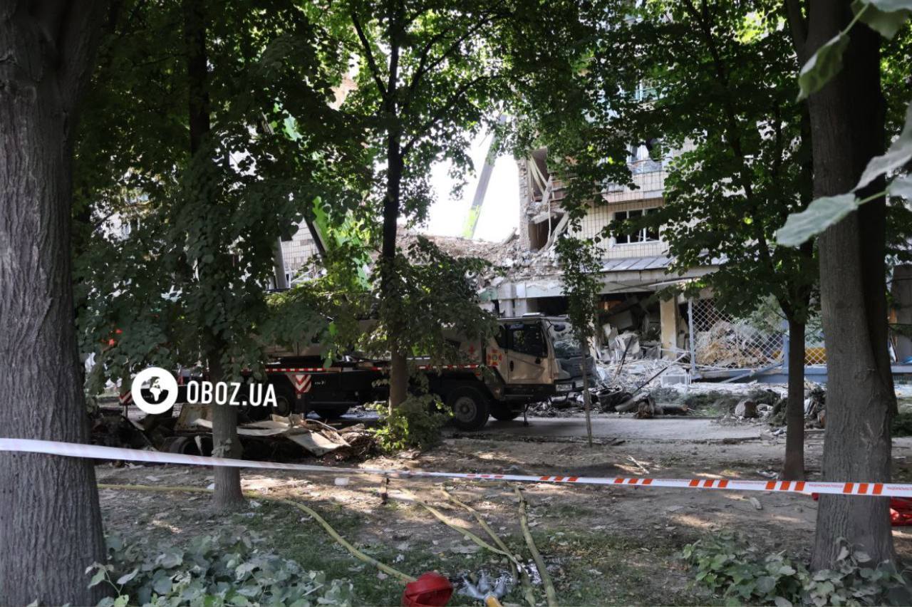 Знищено один з під'їздів багатоповерхівки: наслідки влучання російської ракети у Солом’янському районі Києва. Фоторепортаж
