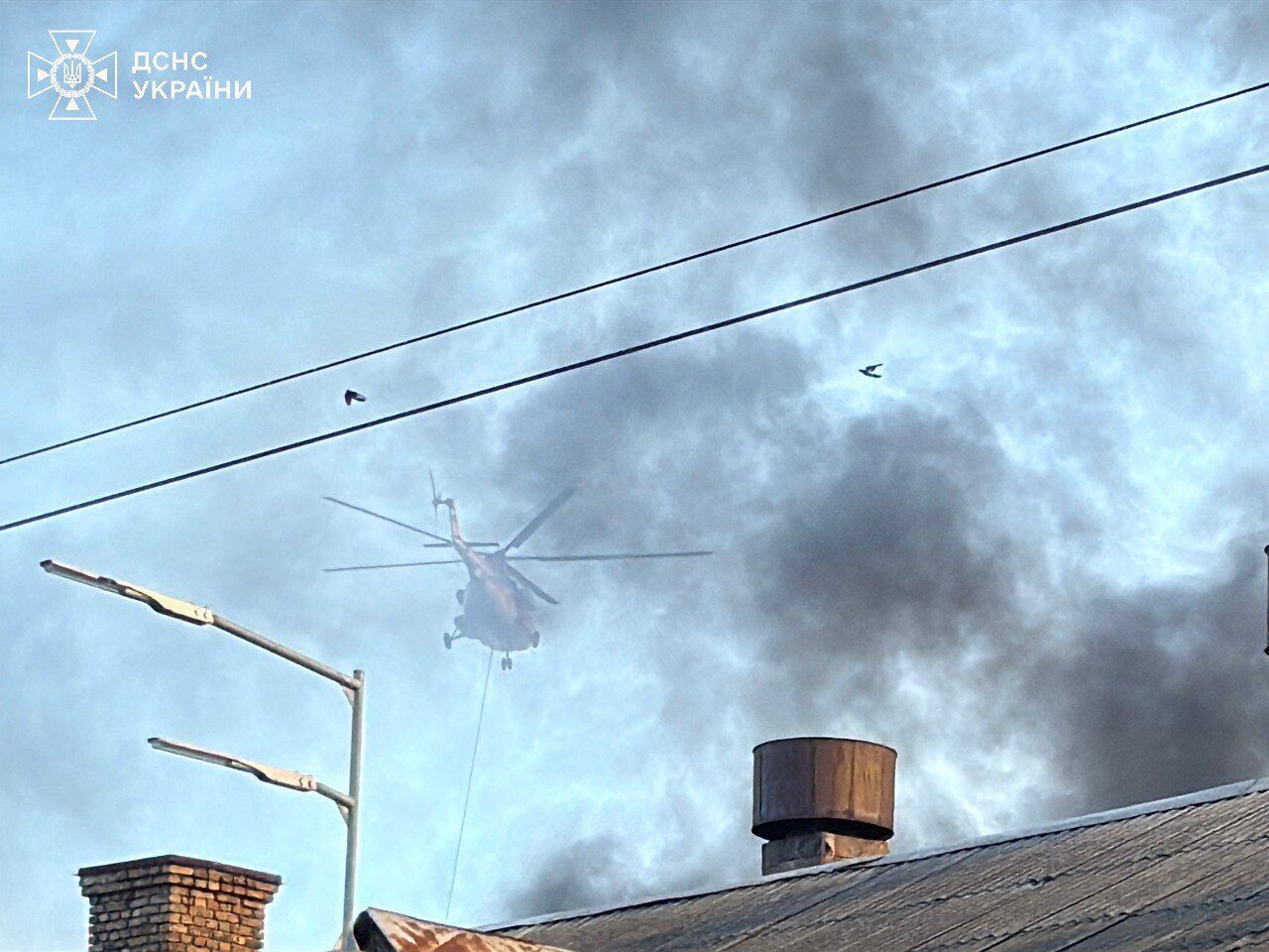 В Киеве снова задействовали вертолеты для ликвидации последствий обстрела РФ. Фото и видео