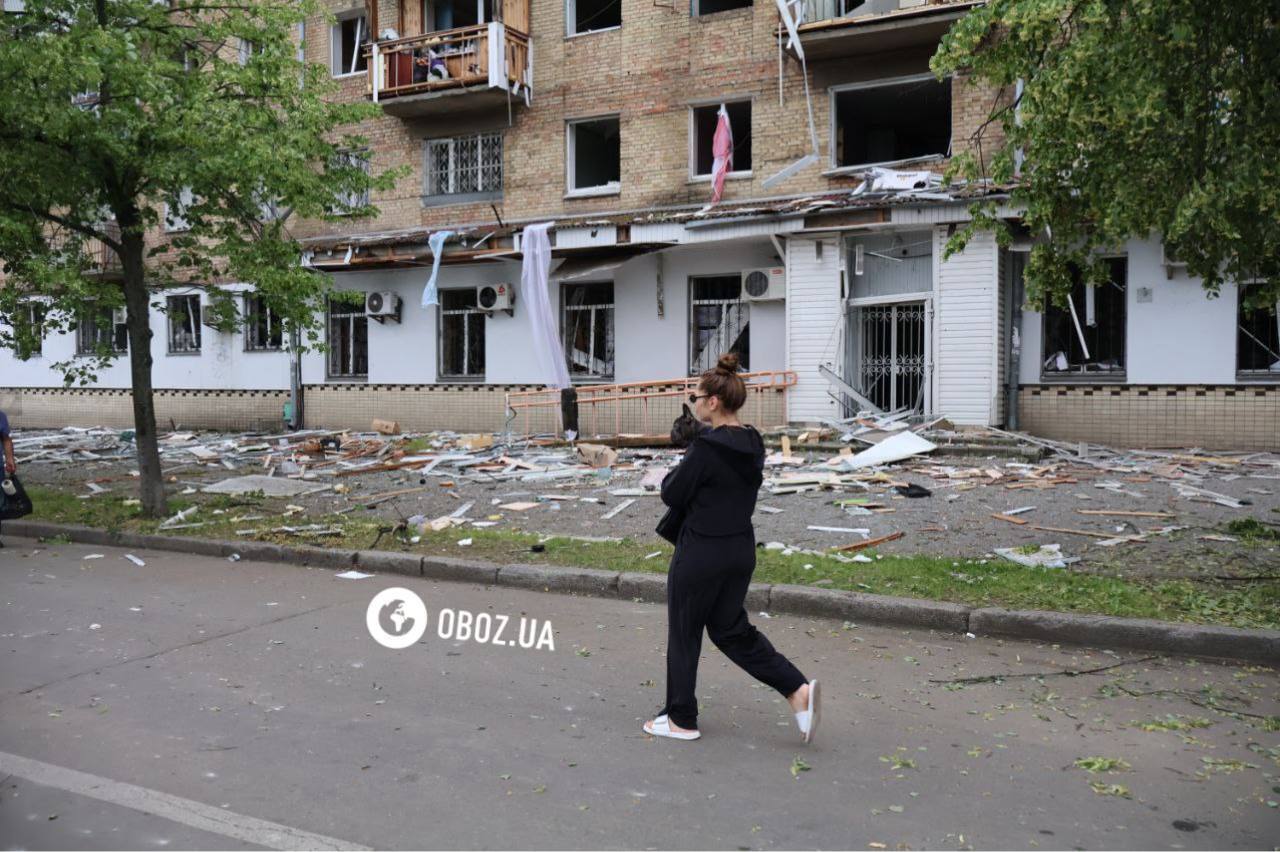 Во дворе дома воронка глубиной три метра: в сети показали последствия падения сбитой российской ракеты в Киеве. Фото и видео