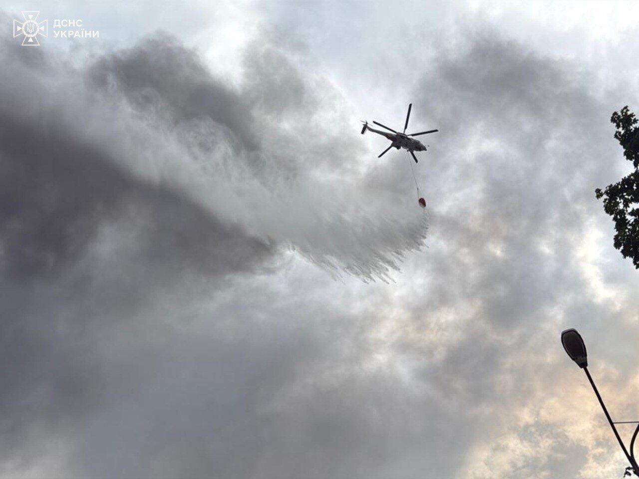 В Киеве снова задействовали вертолеты для ликвидации последствий обстрела РФ. Фото и видео