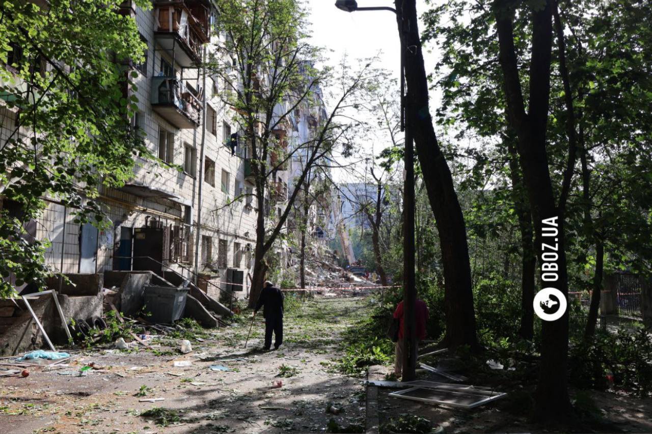 Знищено один з під'їздів багатоповерхівки: наслідки влучання російської ракети у Солом’янському районі Києва. Фоторепортаж