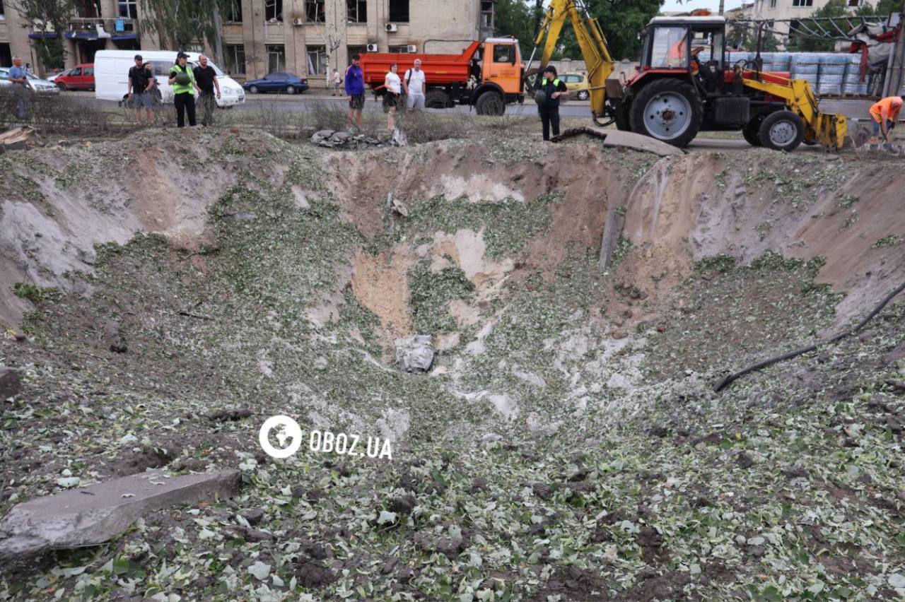 Во дворе дома воронка глубиной три метра: в сети показали последствия падения сбитой российской ракеты в Киеве. Фото и видео