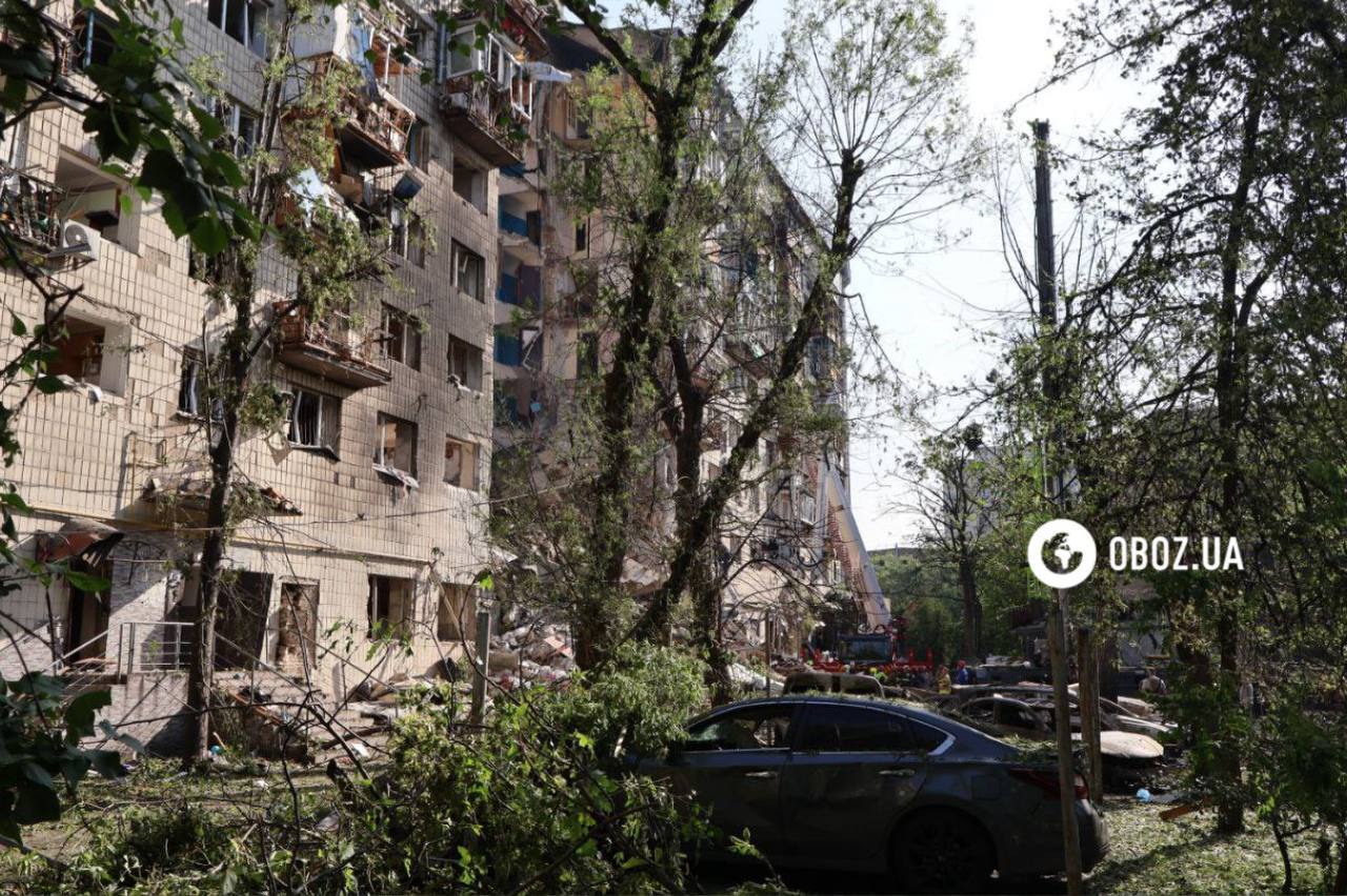 Знищено один з під'їздів багатоповерхівки: наслідки влучання російської ракети у Солом’янському районі Києва. Фоторепортаж