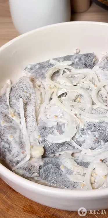 Хек с луком и сметаной