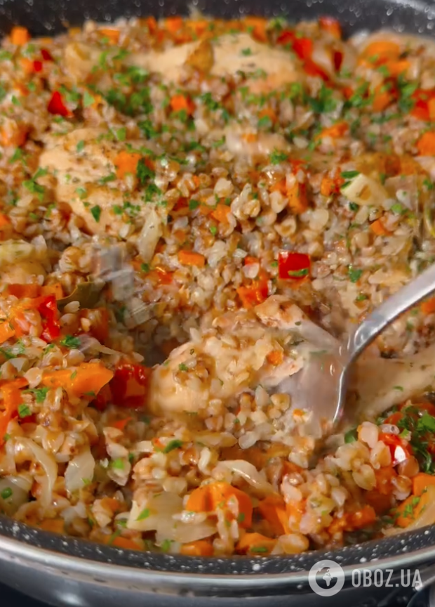 Что нужно добавить в гречневую кашу для яркого вкуса, кроме специй: делимся перечнем продуктов