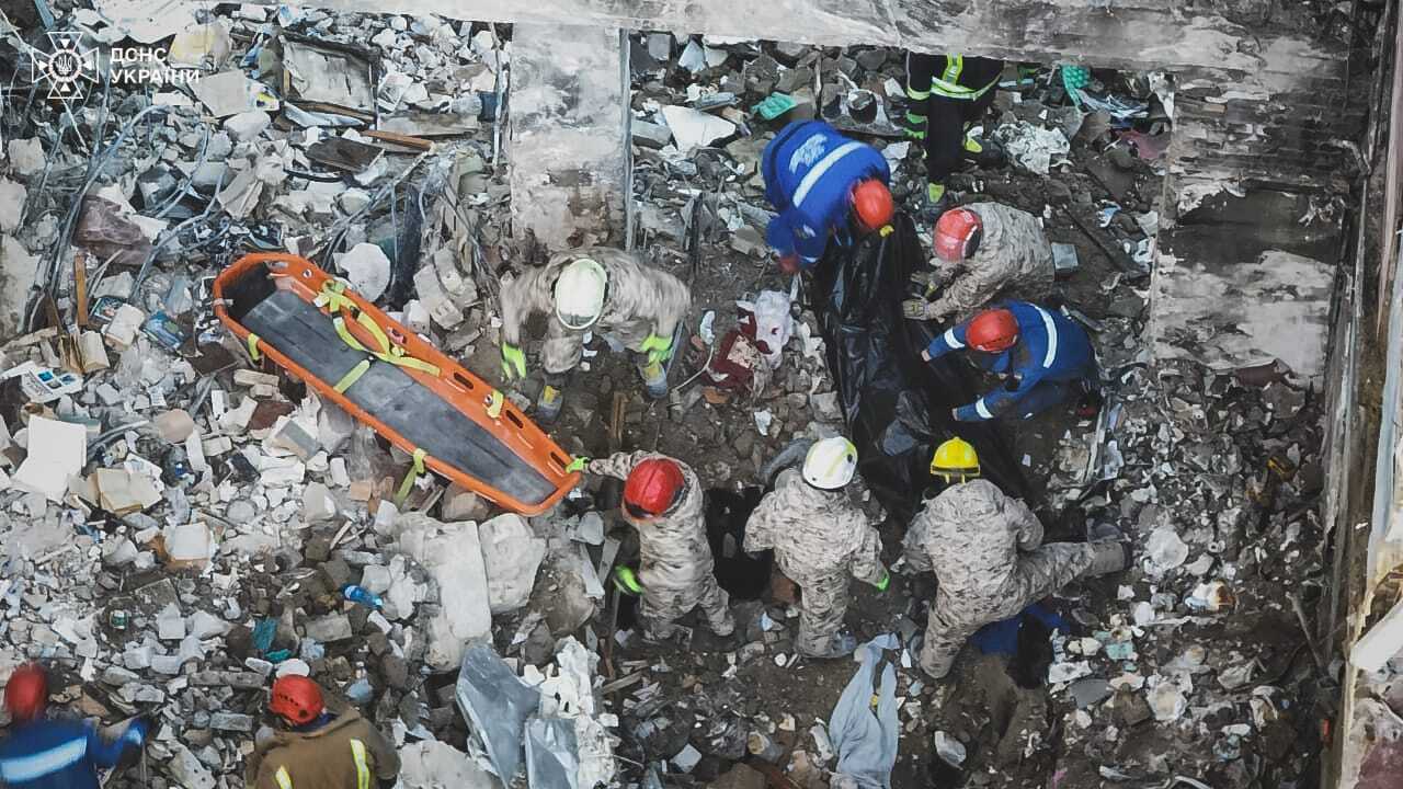 Підтверджено загибель 28 людей унаслідок масованої атаки РФ: пошуково-рятувальні роботи у Києві завершено. Фото