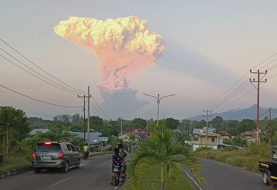 Стовп попелу піднявся заввишки 11 км: в Індонезії відбулося виверження вулкана. Фото і відео