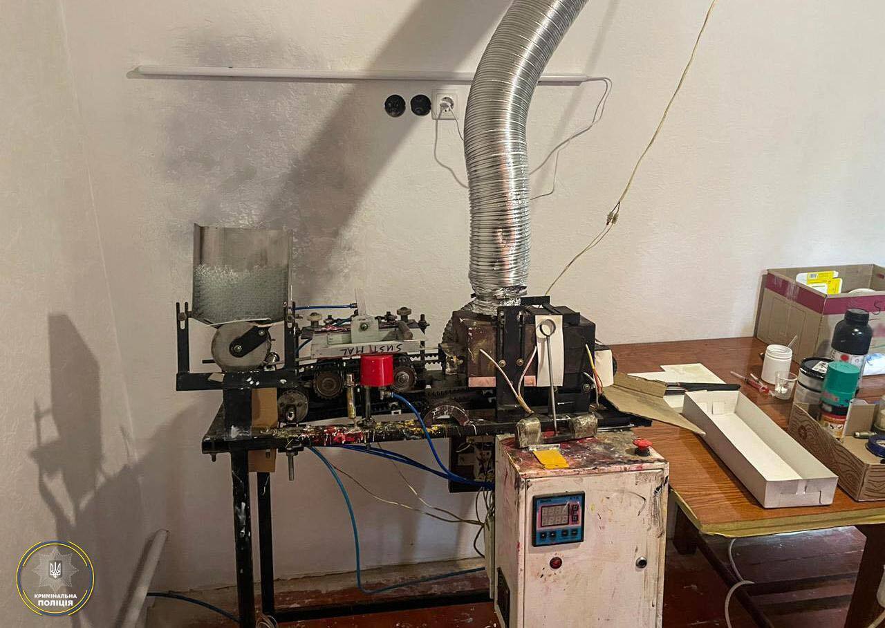 Видавали за імпортні препарати: Нацполіція ліквідувала наймасштабніше в Україні підпільне виробництво анаболічних стероїдів. Фото