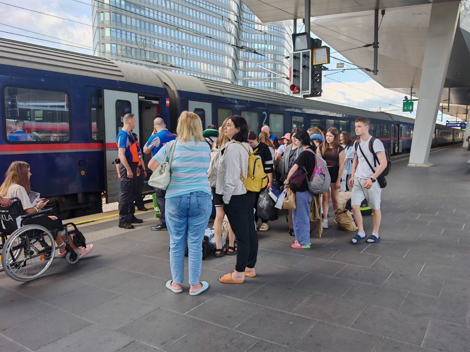Перша група підлітків, які потрапили в ДТП у Франції, повернулася в Україну: скільки ще залишається в лікарнях. Фото