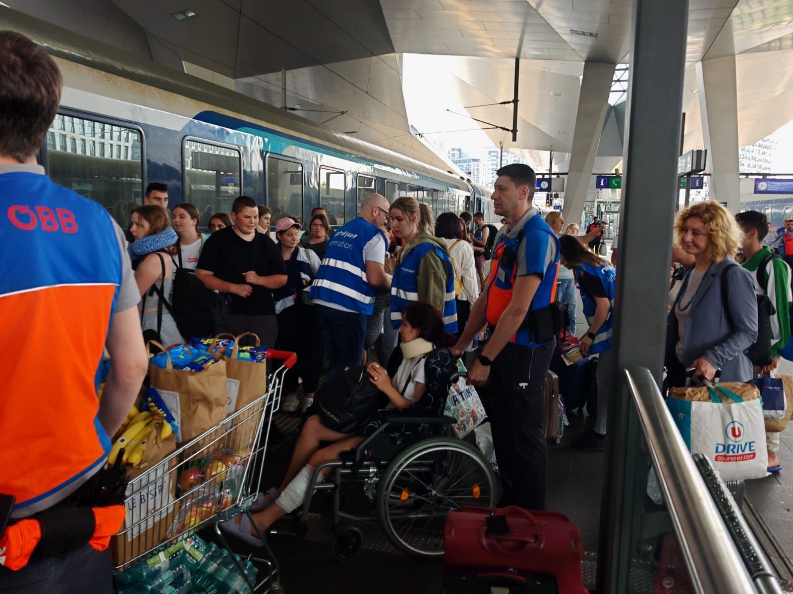 Перша група підлітків, які потрапили в ДТП у Франції, повернулася в Україну: скільки ще залишається в лікарнях. Фото