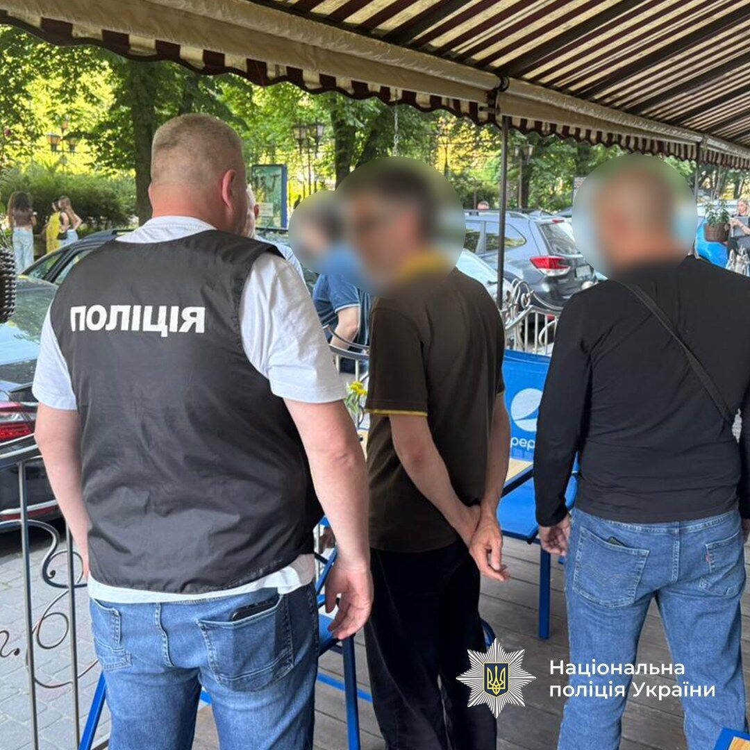 Суммы взяток достигали 25 тыс. долларов: полицейские разоблачили коррупционные схемы уклонения от мобилизации в шести регионах Украины. Фото