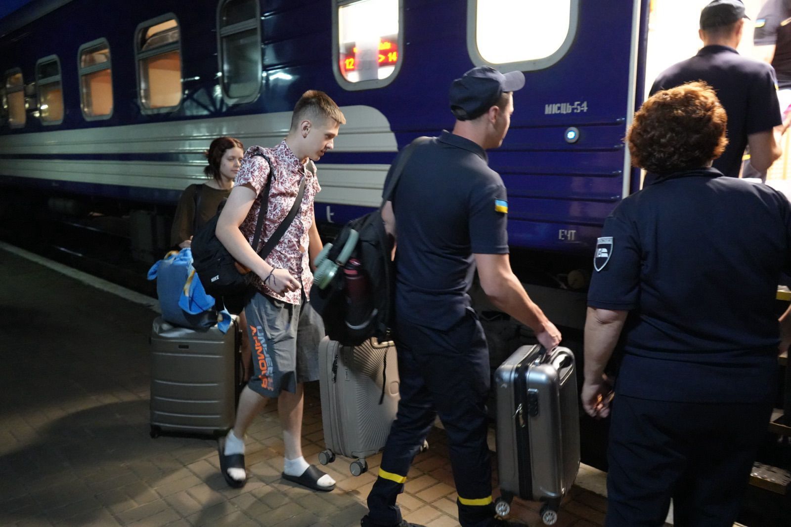 Перша група підлітків, які потрапили в ДТП у Франції, повернулася в Україну: скільки ще залишається в лікарнях. Фото