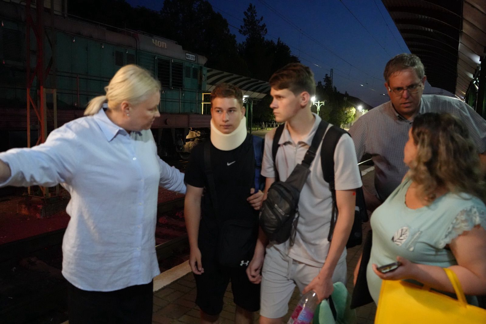 Перша група підлітків, які потрапили в ДТП у Франції, повернулася в Україну: скільки ще залишається в лікарнях. Фото