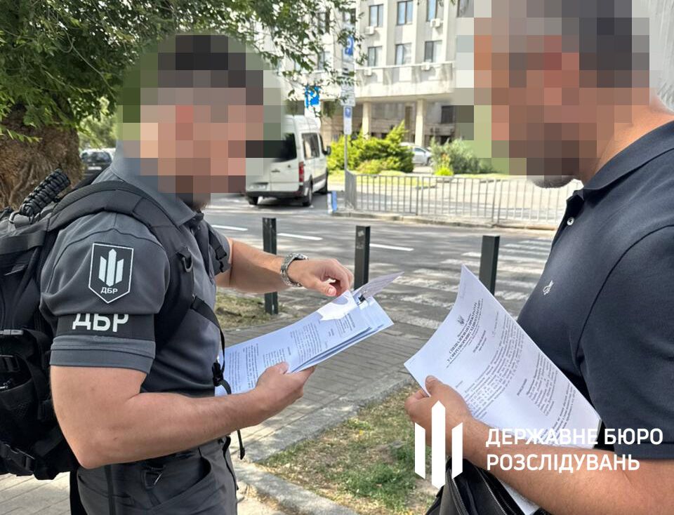 Хотіла "прокачати" імідж: на Дніпропетровщині викрили депутатку, яка фіктивно "служила" у ЗСУ. Фото і відео