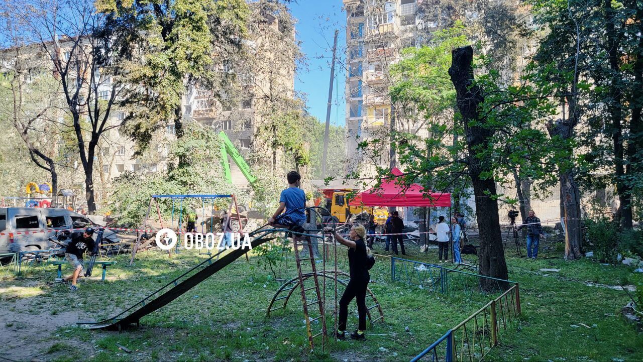 Обстрел Киева: уже более суток продолжаются спасательные работы на месте попадания ракеты в многоэтажку. Фото и видео