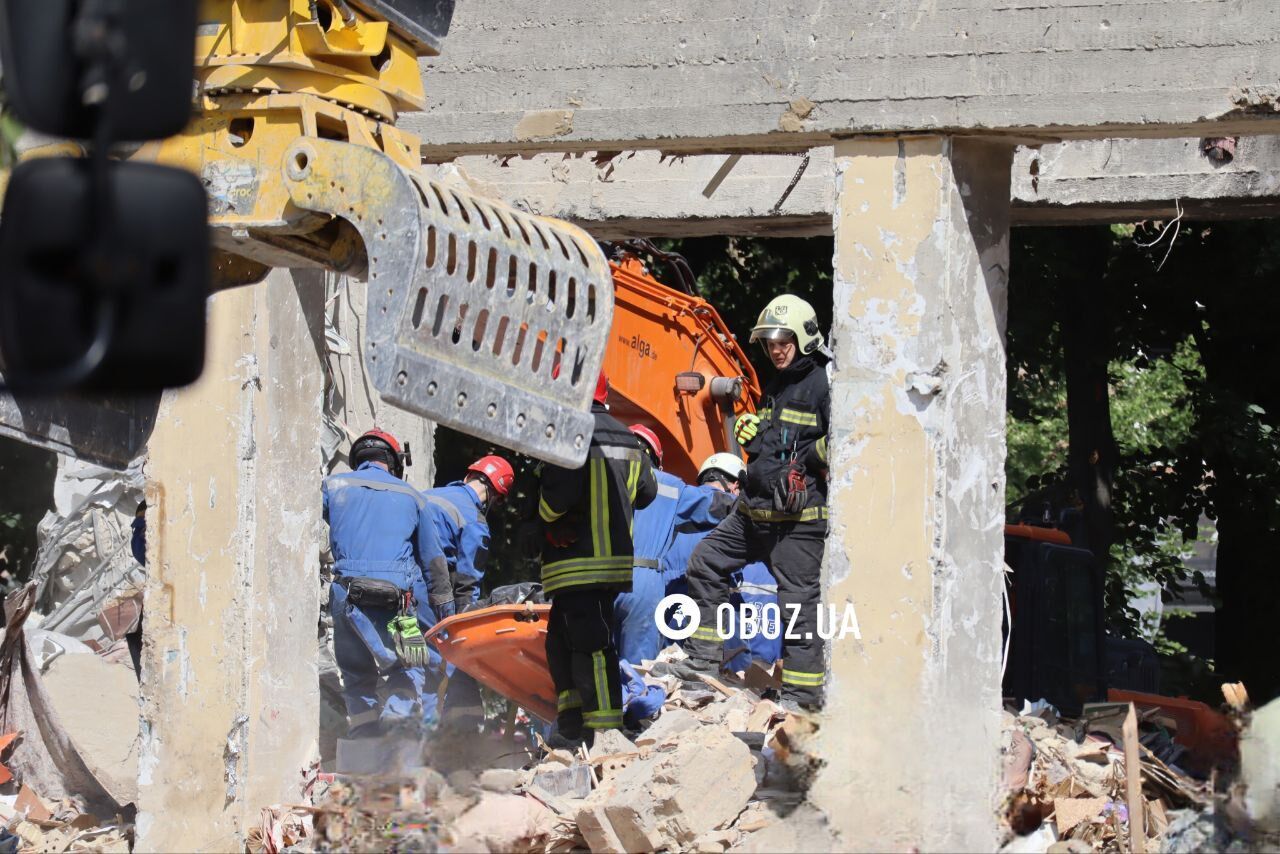 Удар РФ по дому в Соломенском районе Киева: спасатели обнаружили тело еще одного жильца. Фото и видео