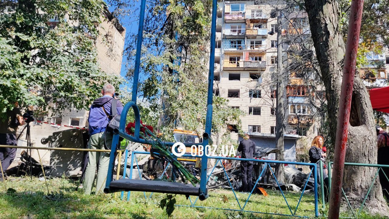 Обстрел Киева: уже более суток продолжаются спасательные работы на месте попадания ракеты в многоэтажку. Фото и видео