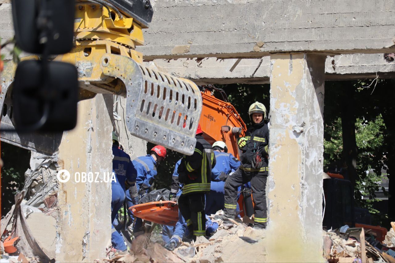 Удар РФ по дому в Соломенском районе Киева: спасатели обнаружили тело еще одного жильца. Фото и видео
