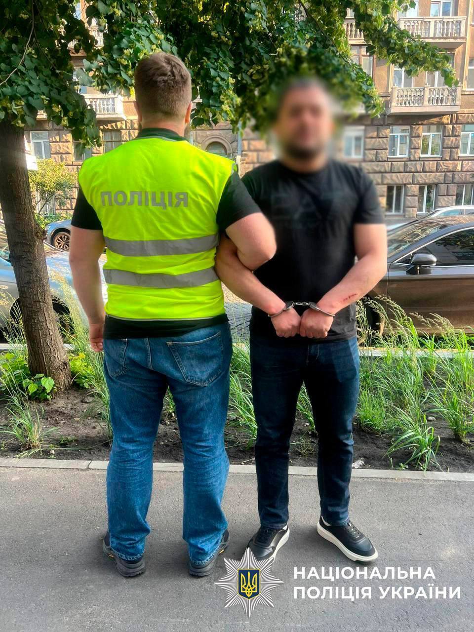 У Києві затримали "працівників СБУ", які ошукали пенсіонерок на понад 4,5 млн грн. Подробиці та фото