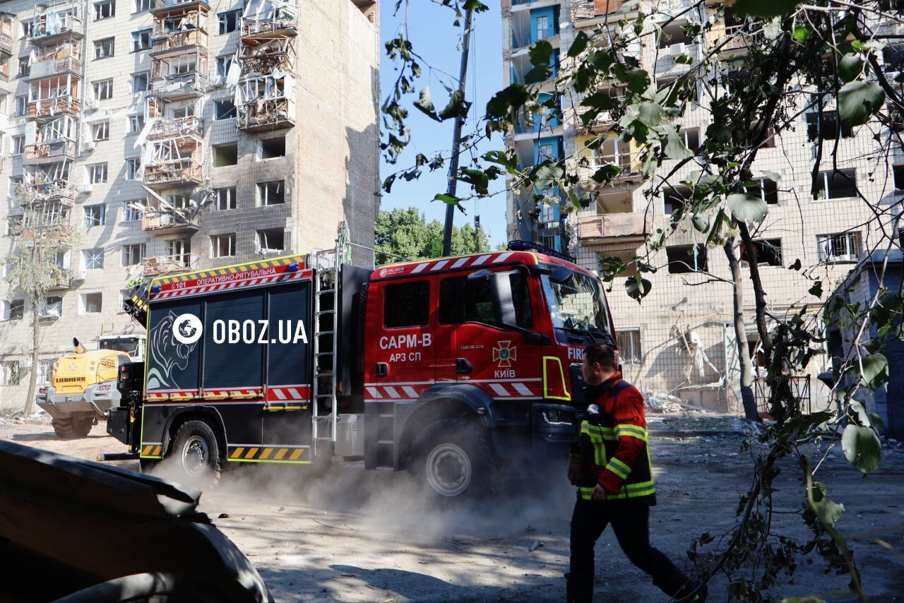 Обстрел Киева: уже более суток продолжаются спасательные работы на месте попадания ракеты в многоэтажку. Фото и видео