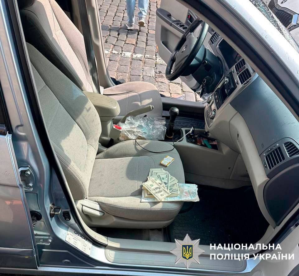 У Києві затримали "працівників СБУ", які ошукали пенсіонерок на понад 4,5 млн грн. Подробиці та фото