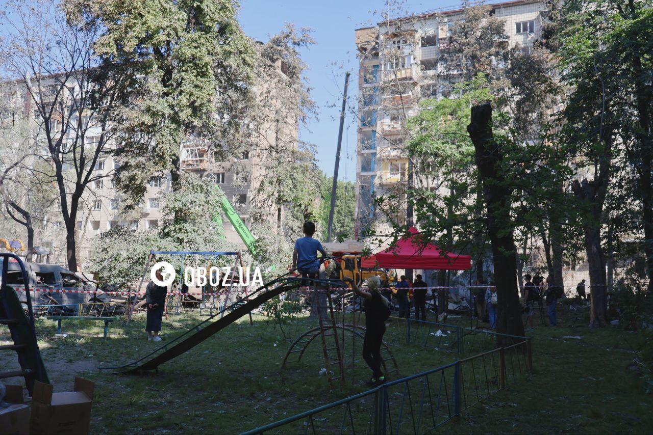 Обстрел Киева: уже более суток продолжаются спасательные работы на месте попадания ракеты в многоэтажку. Фото и видео