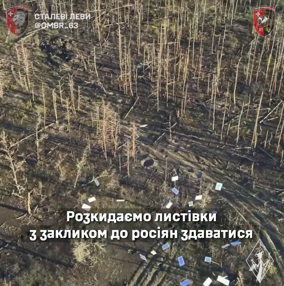 Зрозумів, що шансів не має: оператори дронів влучними скидами змусили окупанта здатися в полон. Відео